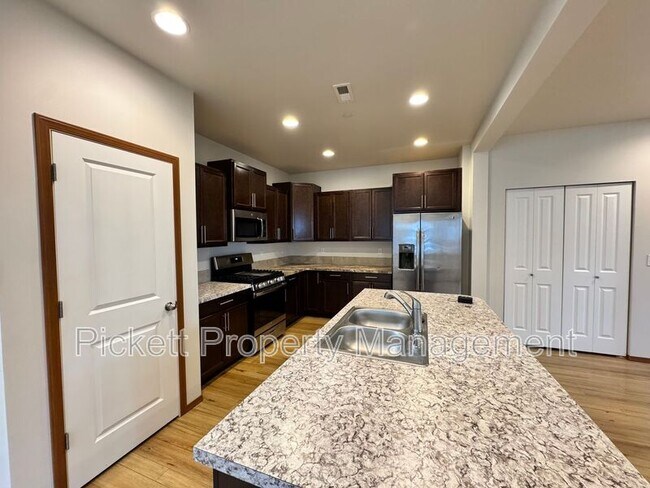 Building Photo - 2402 Seringa Ave