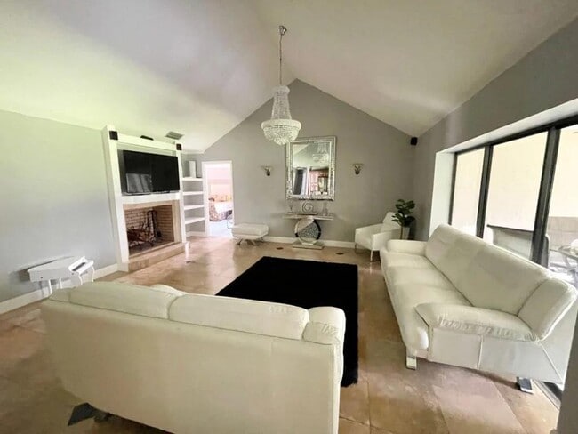 Building Photo - 1102 Sugartree Dr S