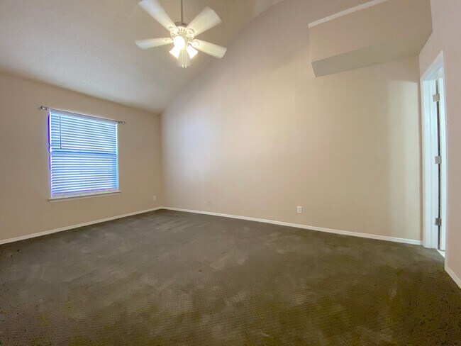 Building Photo - Northeast El Paso 4 bed with Refrig A/C