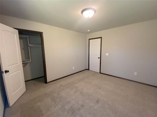 Building Photo - 4200 Royal Garden Dr