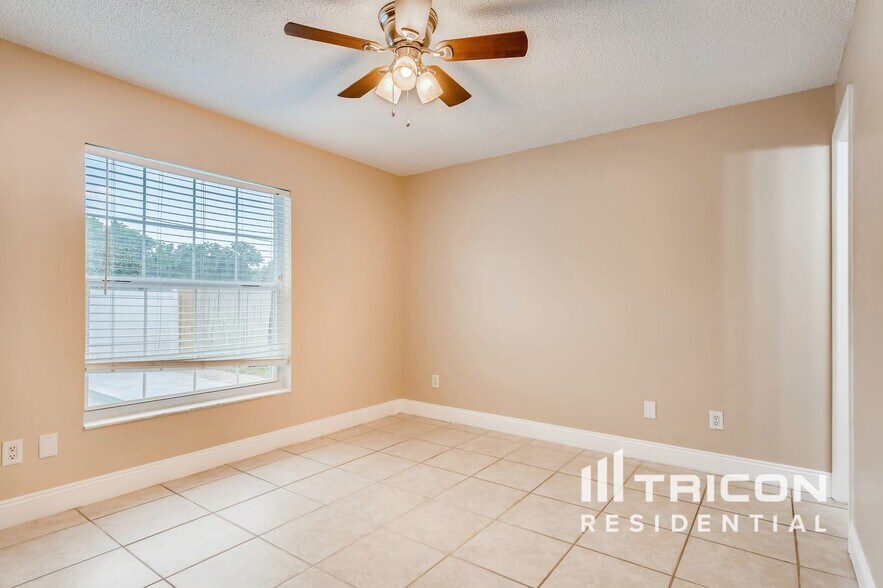 Building Photo - 1423 La Paloma Cir