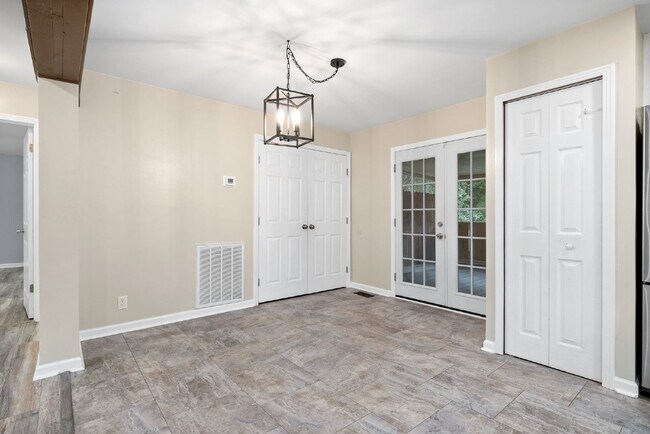 Building Photo - 1026 Foxmoor Dr