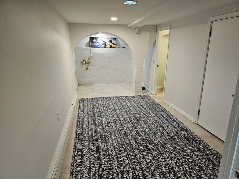 Building Photo - 721 W Oak St