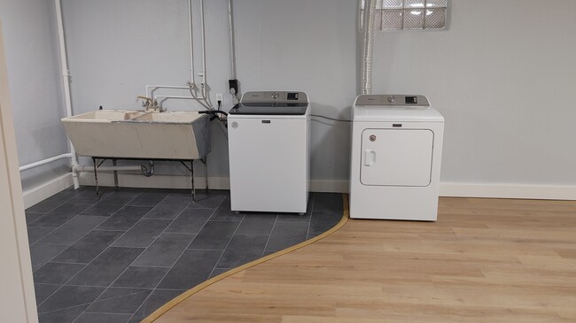 Laundry area with washer, dryer and large double sink - 6934 Winding Way