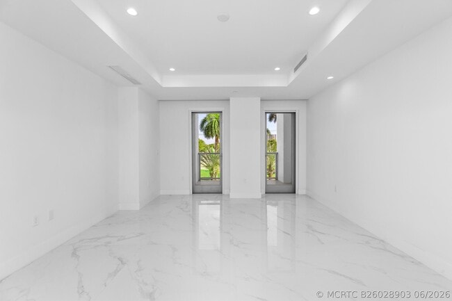 Building Photo - 495 E Royal Palm Rd