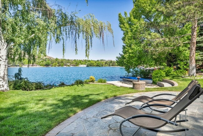 Building Photo - LAKEFRONT LUXURY ON LAKE STANLEY | FULLY FURNISHED + UTILITIES INCLUDED IN GUARDED LAKERIDGE SHORES