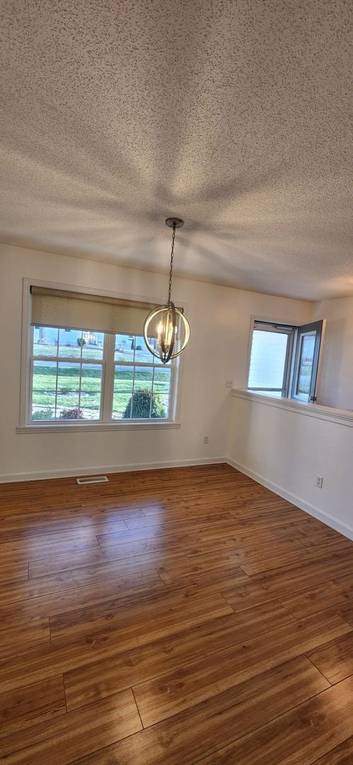 Building Photo - 3 bedroom / 2 bath Perfect location *Available for a 12 month lease* Unfurnished