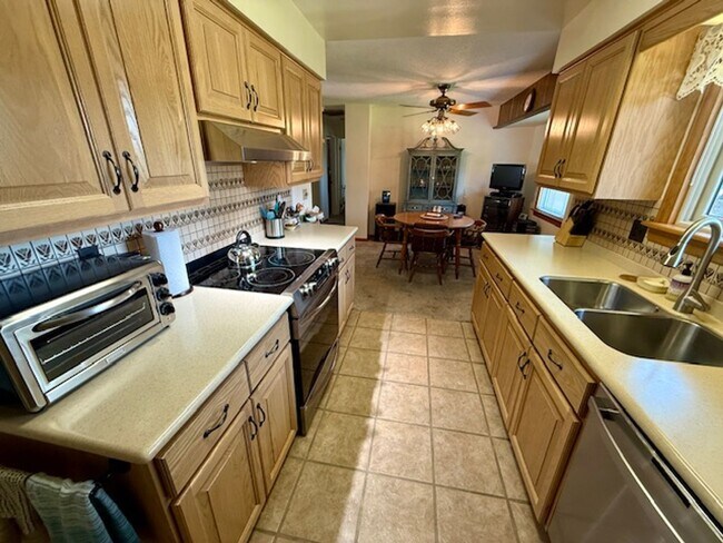 Building Photo - Unbelievable Lakewood Home
