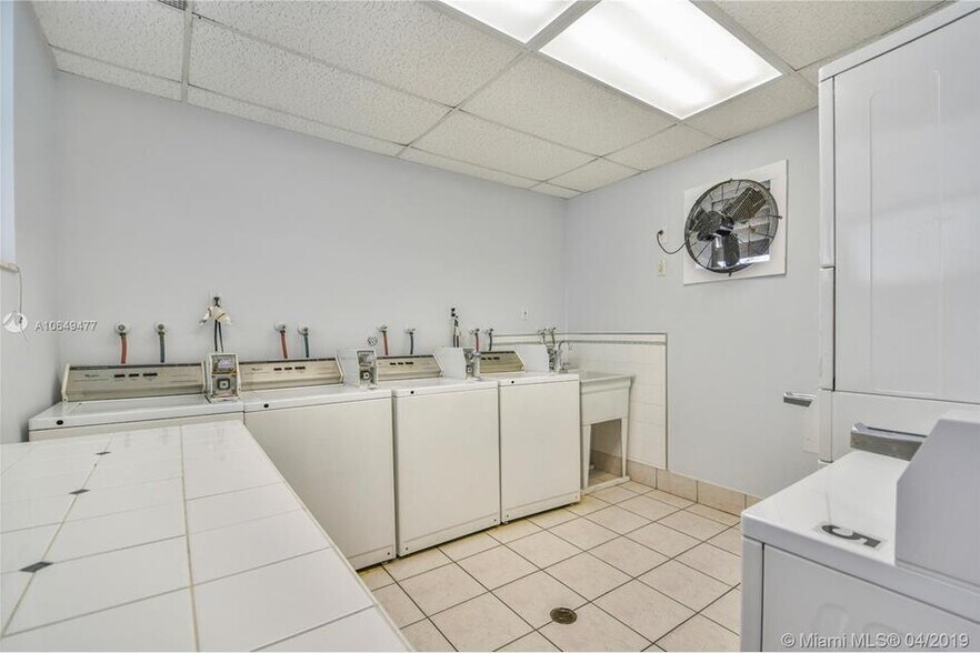 Laundry Room - 2900 Banyan St