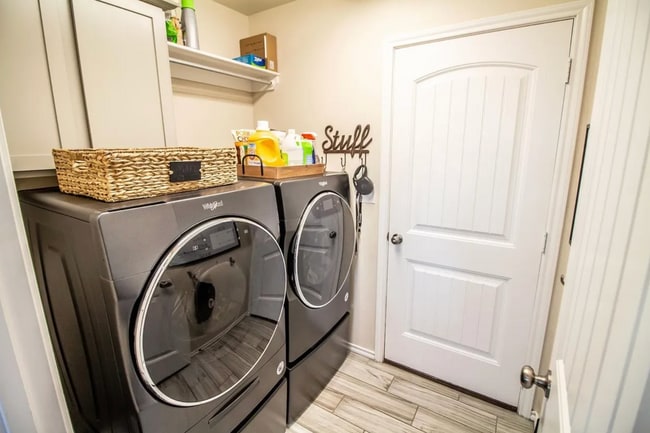 Building Photo - 3/2 in Frenship ISD: Appliances included!!!!