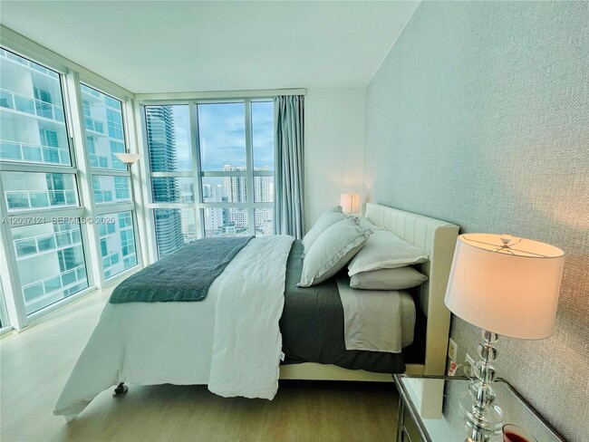 Building Photo - 950 Brickell Bay Dr