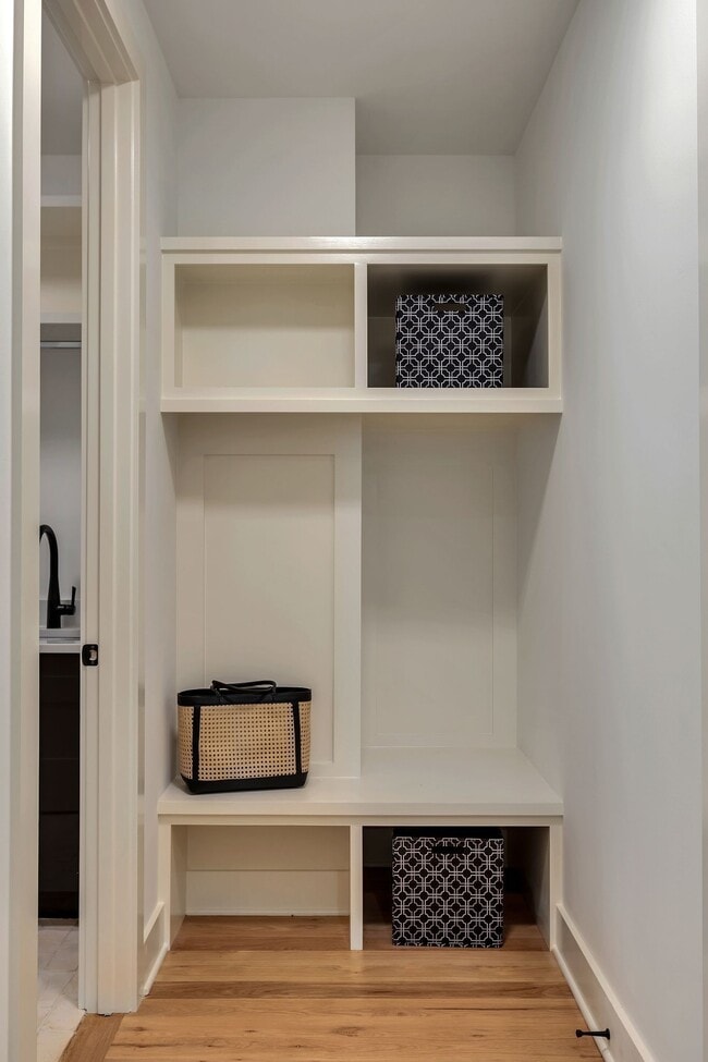 Building Photo - 660 Vernon Ave