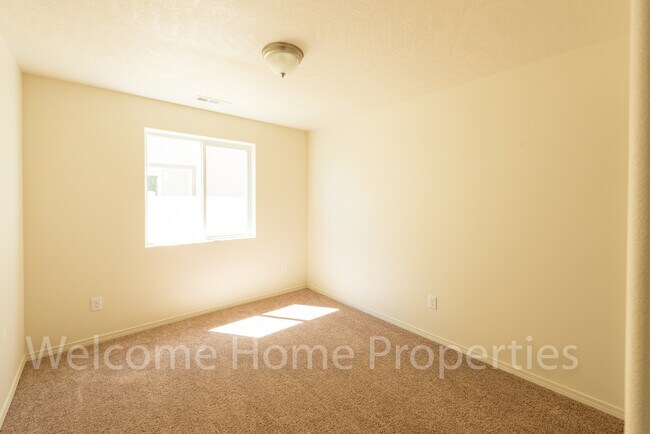 Building Photo - Beautiful Home