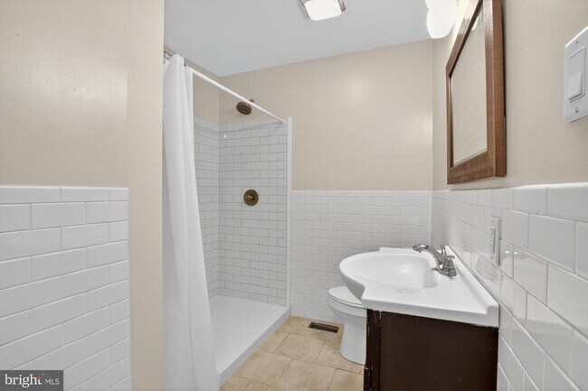 Building Photo - 112 E Allen St