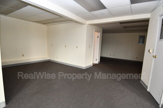 Building Photo - 131 SE Main St