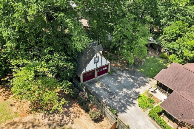 Building Photo - 826 Mentelle Dr NE