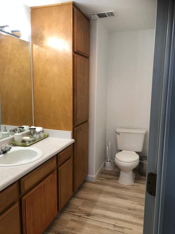 Building Photo - 525 Primrose Dr