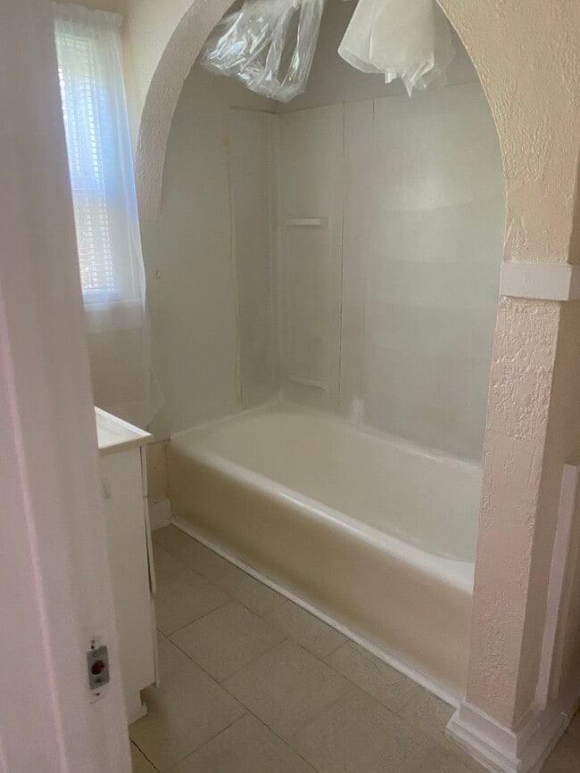 Building Photo - 2 bed 1 bath for lease near downtown