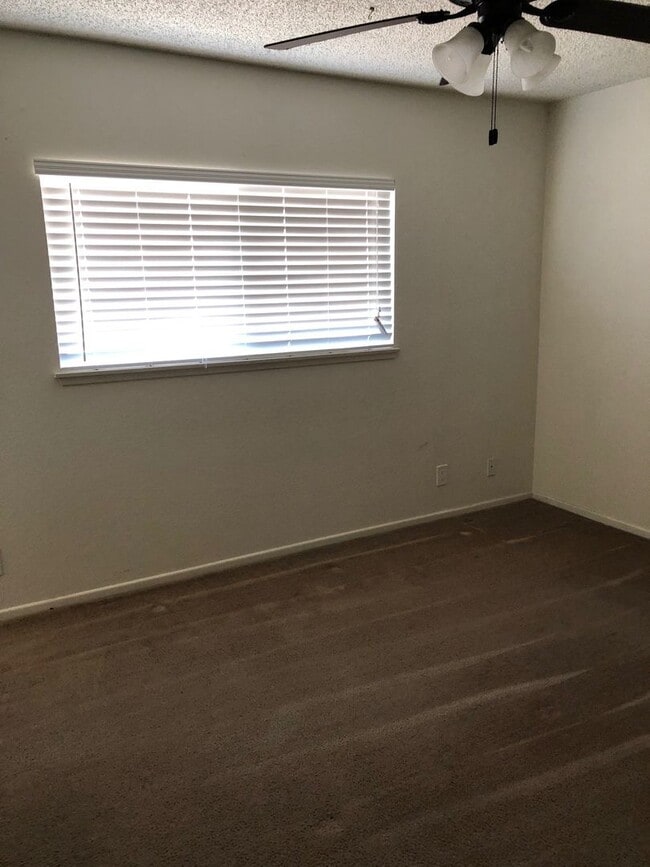 Building Photo - 3 BEDROOM APPLE VALLEY HOME