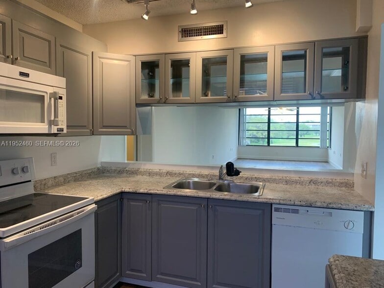 Building Photo - 1703 Whitehall Dr