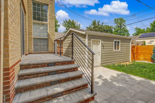 Building Photo - 2514 Clermont St
