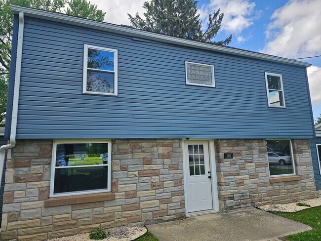Building Photo - 1000 Timpe Rd
