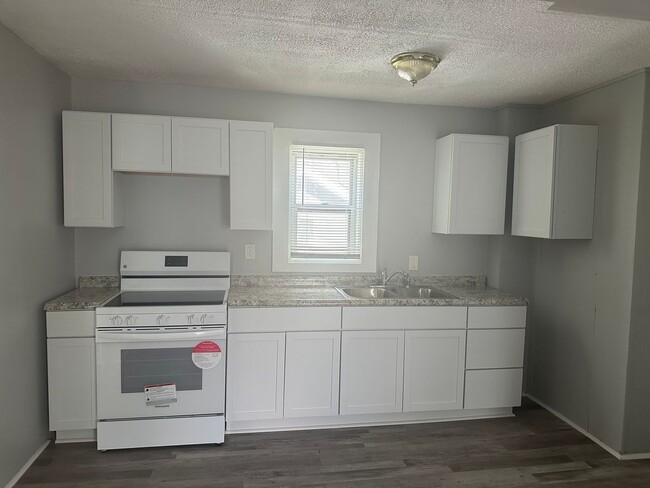 Building Photo - East College Flats