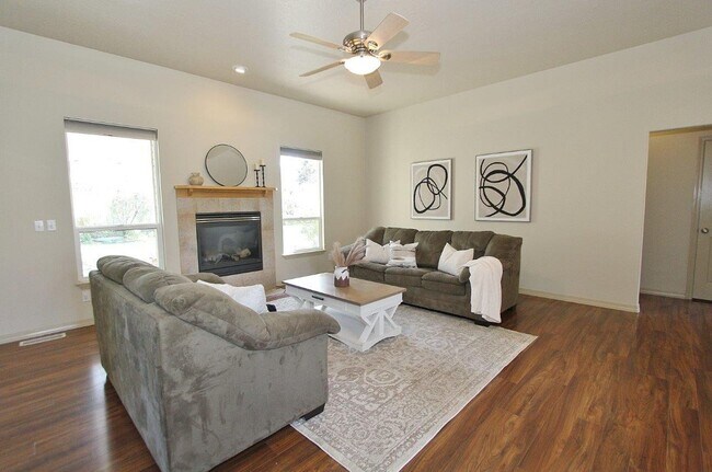 Building Photo - Your New Home Awaits in Bolder Creek! 4bed...