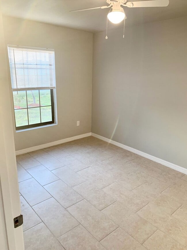 Building Photo - Like New DUPLEX 3 bedroom, 2 bath, 1 car g...