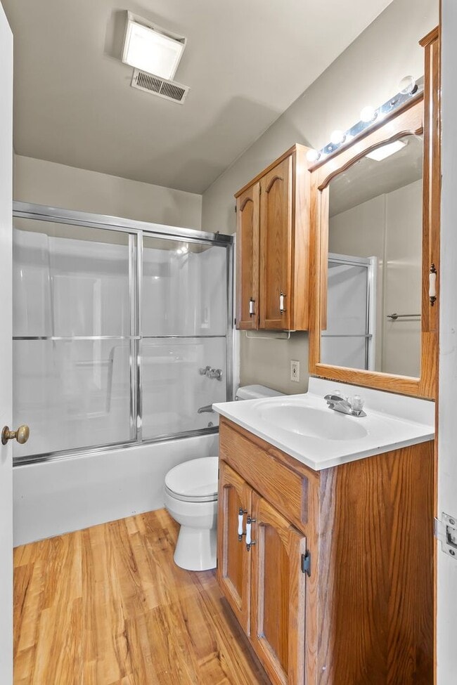 Building Photo - Updated Cozy 2 bedroom House