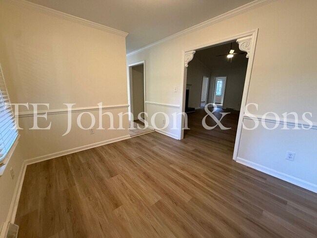 Building Photo - Charming 3-Bedroom Home with Rocking Chair Porch and Screened Back Patio