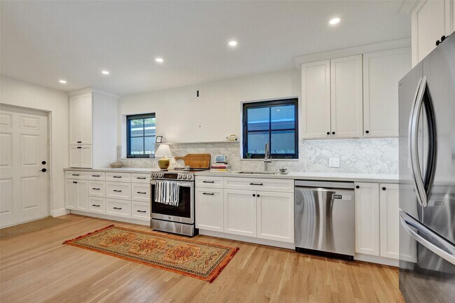 Building Photo - 807 SW 18th St