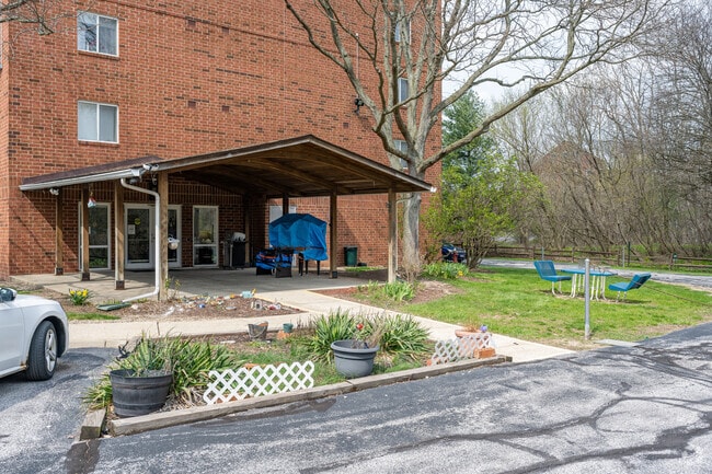 Courtyard - Willowood Manor