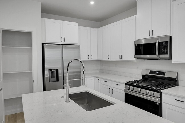 Building Photo - $2,350- 3 Bed 2.5 Bath Townhome in CO Spri...