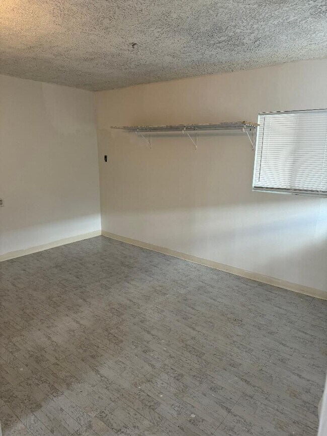 Building Photo - NEWLY RENOVATED ARVIN HOME HAVEN