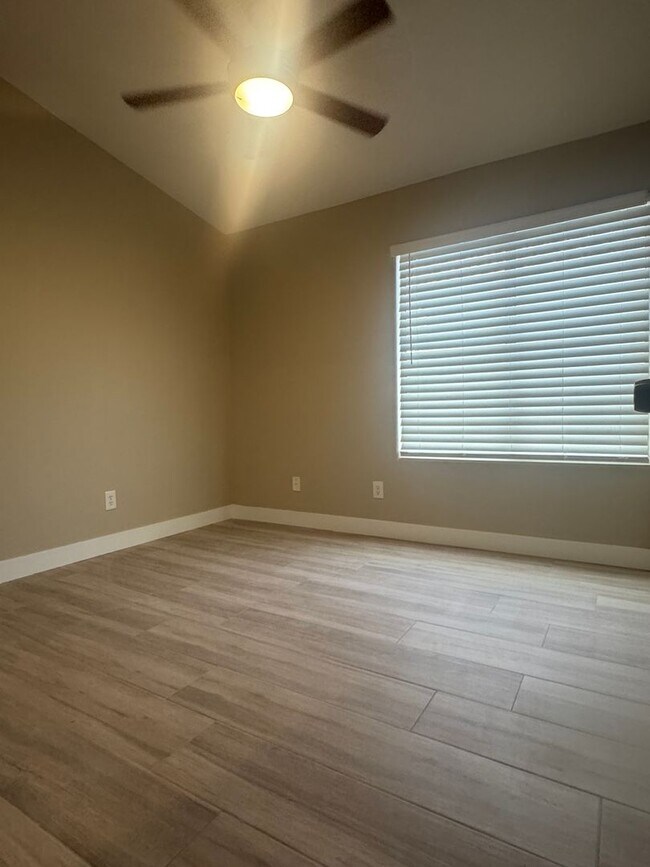 Building Photo - Singel story home, 3br, 2bth, 2cg.