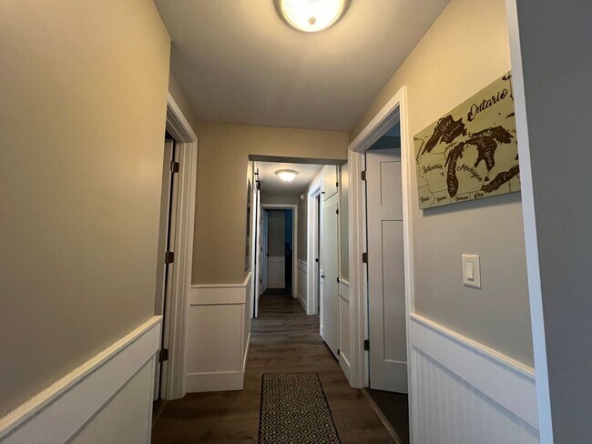 Building Photo - Cozy 4 Bedroom Home on Lakefront (Fully Furnished)