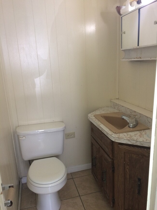 Building Photo - Large 2 Bedroom 1 Bath in MT Washington