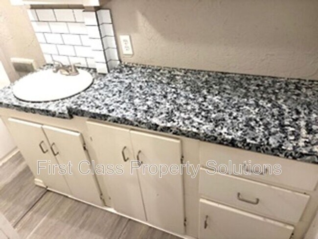 Building Photo - 404 S Burdick St