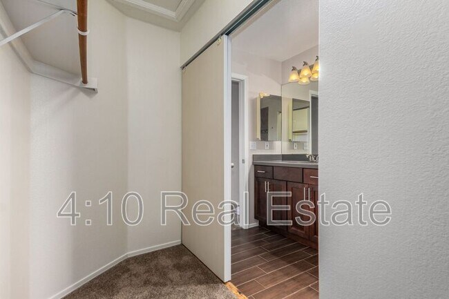 Building Photo - 2085 W Harbour Dr