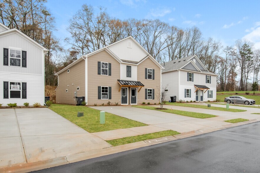 Primary Photo - 333 Noble Ln