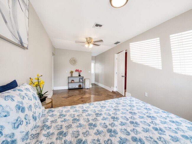 Building Photo - Discover the perfect Naples Park rental just minutes from the beach.