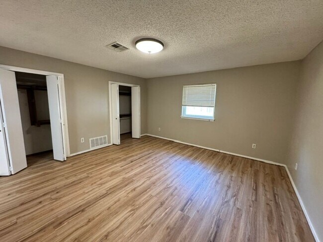 Building Photo - 2204 Edgewood Dr