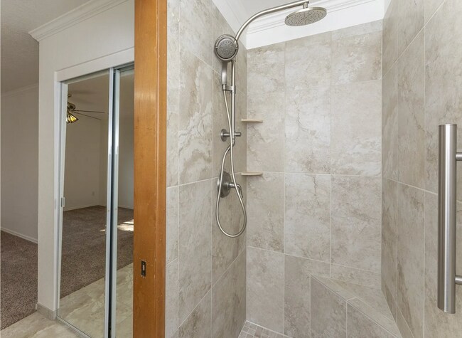 Building Photo - 2 bed, 2 bath rental condo in Lake Oswego ...