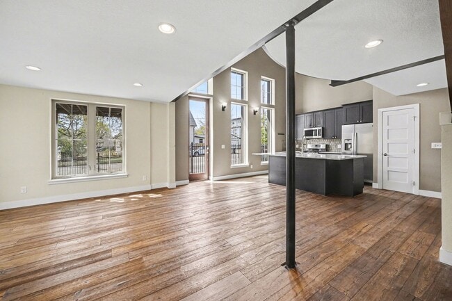 Building Photo - Stunning Luxury Home in Sunnyside **Move-In Special**