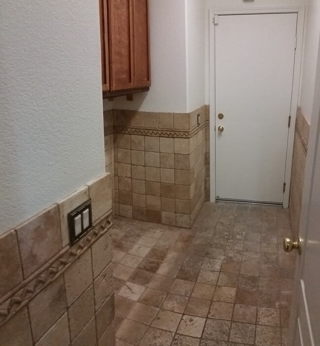 Building Photo - Beauty in the Details - 3 Bedroom / 2.5 Ba...