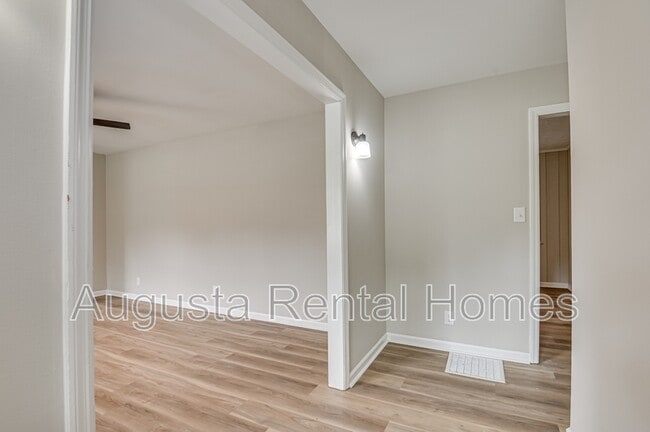 Building Photo - 323 Pineview Dr