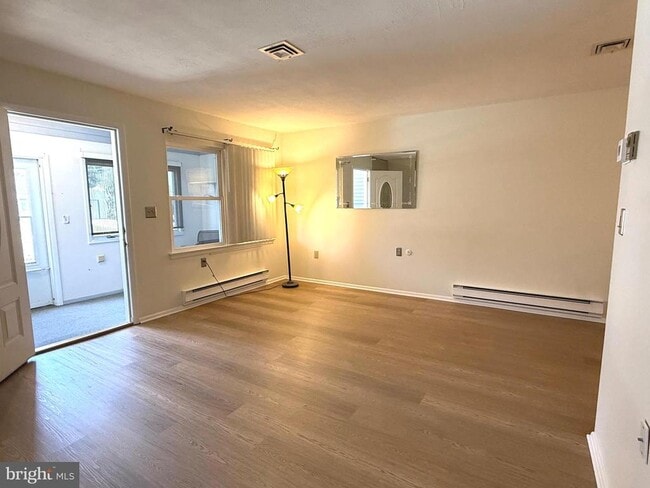 Building Photo - 62 Kingston Way