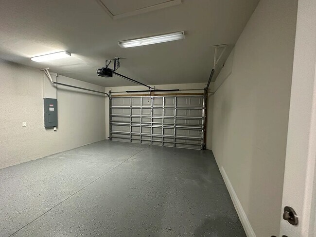 Building Photo - 1405 Poinsettia Ave