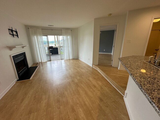 Building Photo - Waterfront Condo for Rent in the gated com...